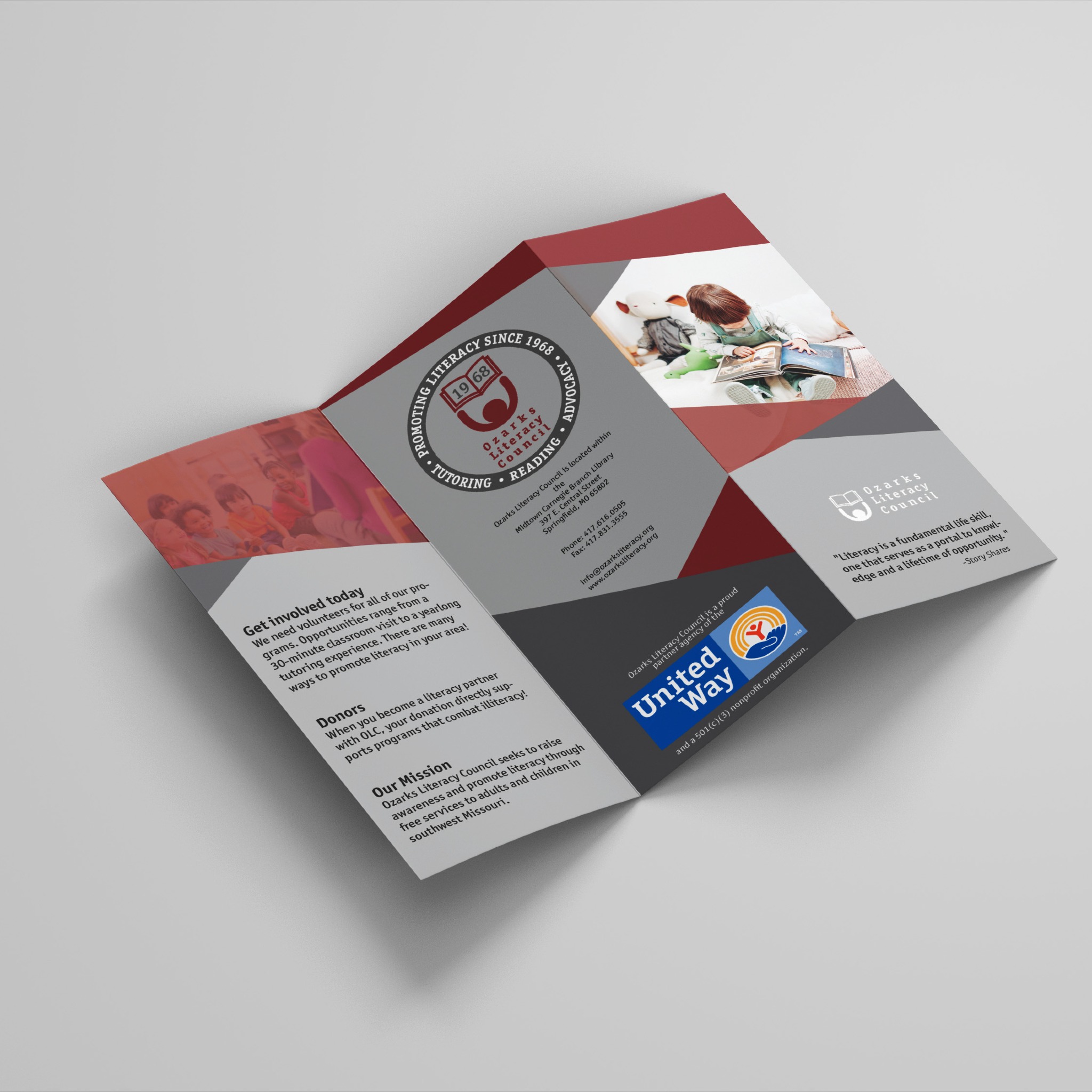 Rozłożona, trójdzielna broszura informacyjna organizacji Ozarks Literacy Council, z widocznym logo, misją, danymi kontaktowymi i zdjęciami dzieci czytających książki.