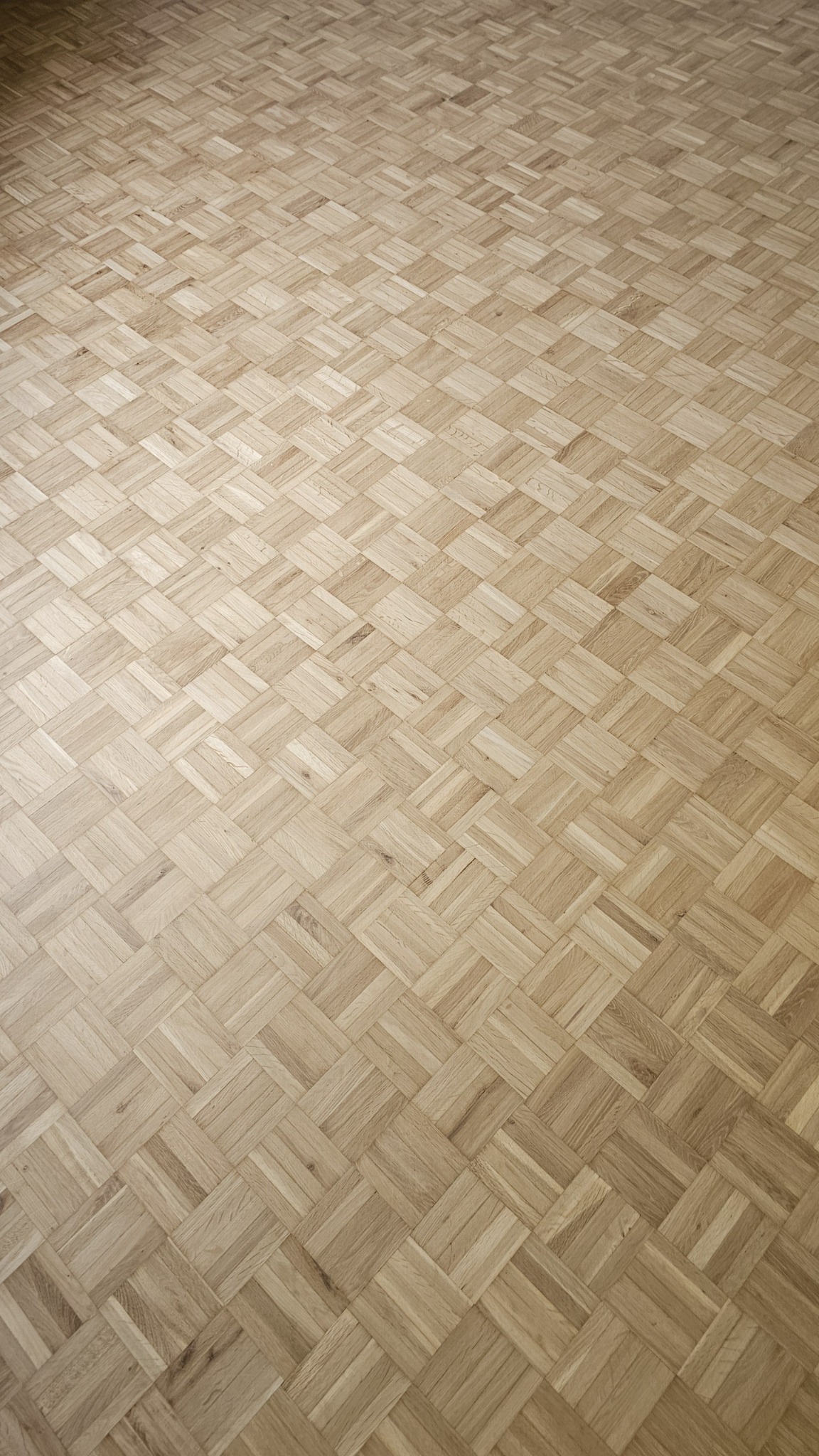 Jasny parkiet ułożony w kwadraty, widok ukośny, wykonany w Żerkowie, prezentujący naturalny wzór drewna i delikatne odbicie światła.