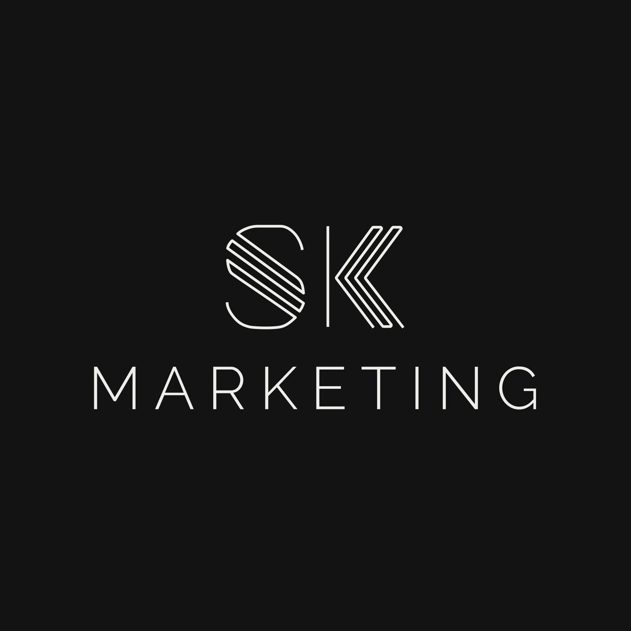 Minimalistyczne logo 'SK Marketing' na czarnym tle, wykonane cienkimi, białymi liniami.