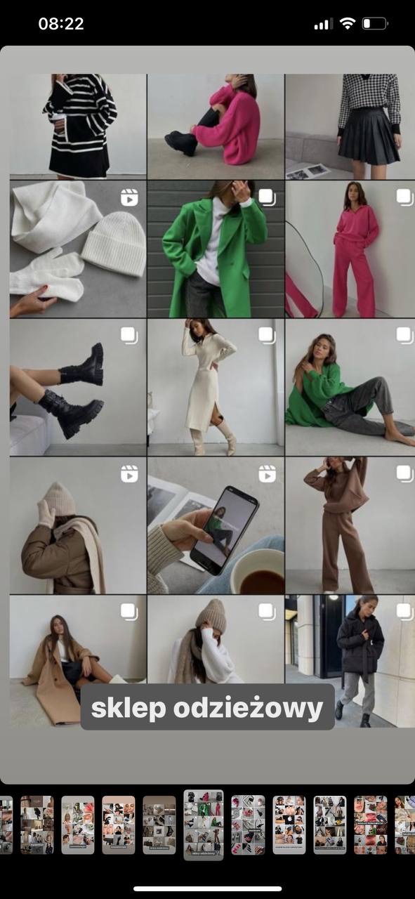 Ekran telefonu prezentuje kolaż zdjęć odzieżowych, widoczny w dłoni, obok filiżanki z kawą, na tle rozłożonej książki.