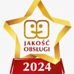 Złota gwiazda z napisem 'Jakość Obsługi 2024' na czerwonej podstawie, symbolizująca nagrodę lub certyfikat.