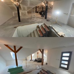 Michał Mazur - Dwa ujęcia poddasza w trakcie prac wykończeniowych: gładzie na suficie, drewniane słupy konstrukcyjne, schody z zabezpieczonymi stopniami, drabina, lampa budowlana, okno dachowe, drzwi z szybami.