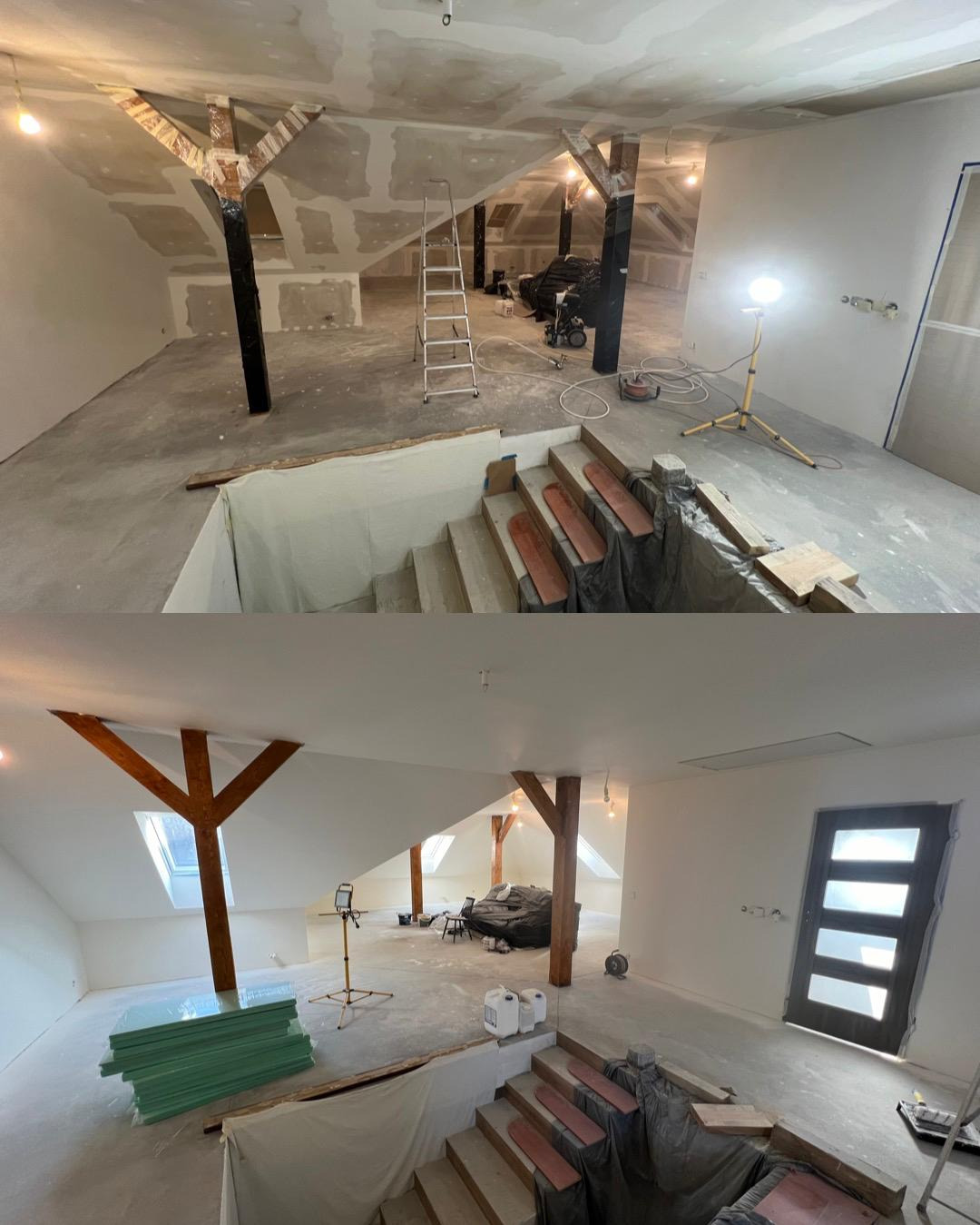 Dwa ujęcia poddasza w trakcie prac wykończeniowych: gładzie na suficie, drewniane słupy konstrukcyjne, schody z zabezpieczonymi stopniami, drabina, lampa budowlana, okno dachowe, drzwi z szybami.