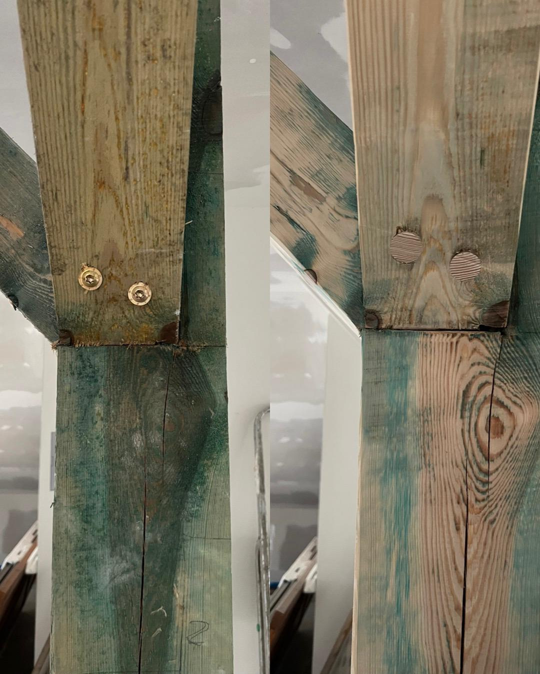 Drewniane belki stropowe z widocznymi śladami farby w odcieniach zieleni i niebieskiego, mocowane za pomocą metalowych i drewnianych kołków.