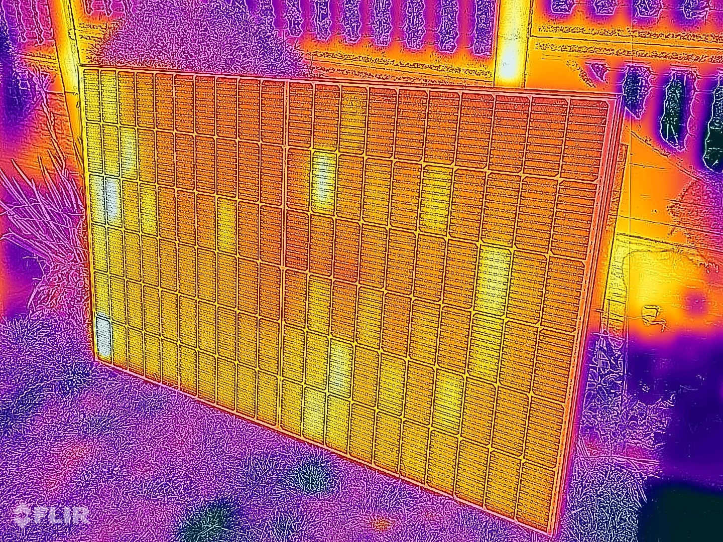 Termowizyjne zdjęcie panelu słonecznego z widocznymi chłodniejszymi obszarami po gradobiciu, ukazujące potencjalne uszkodzenia.