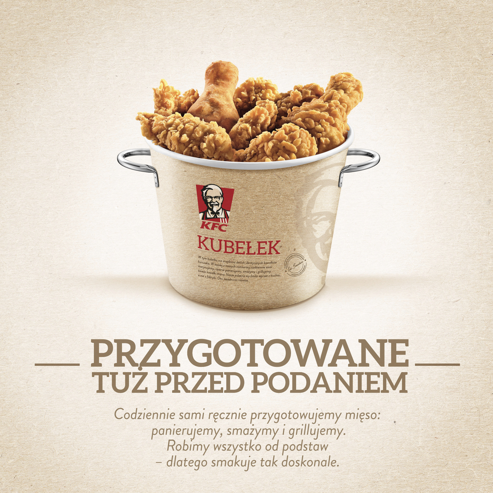 Grafika reklamowa KFC przedstawiająca kubełek z kurczakiem, z hasłem 'Przygotowane tuż przed podaniem' i opisem procesu przygotowywania mięsa.