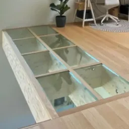 antresola, od góry szkło klejone o gr 3cm