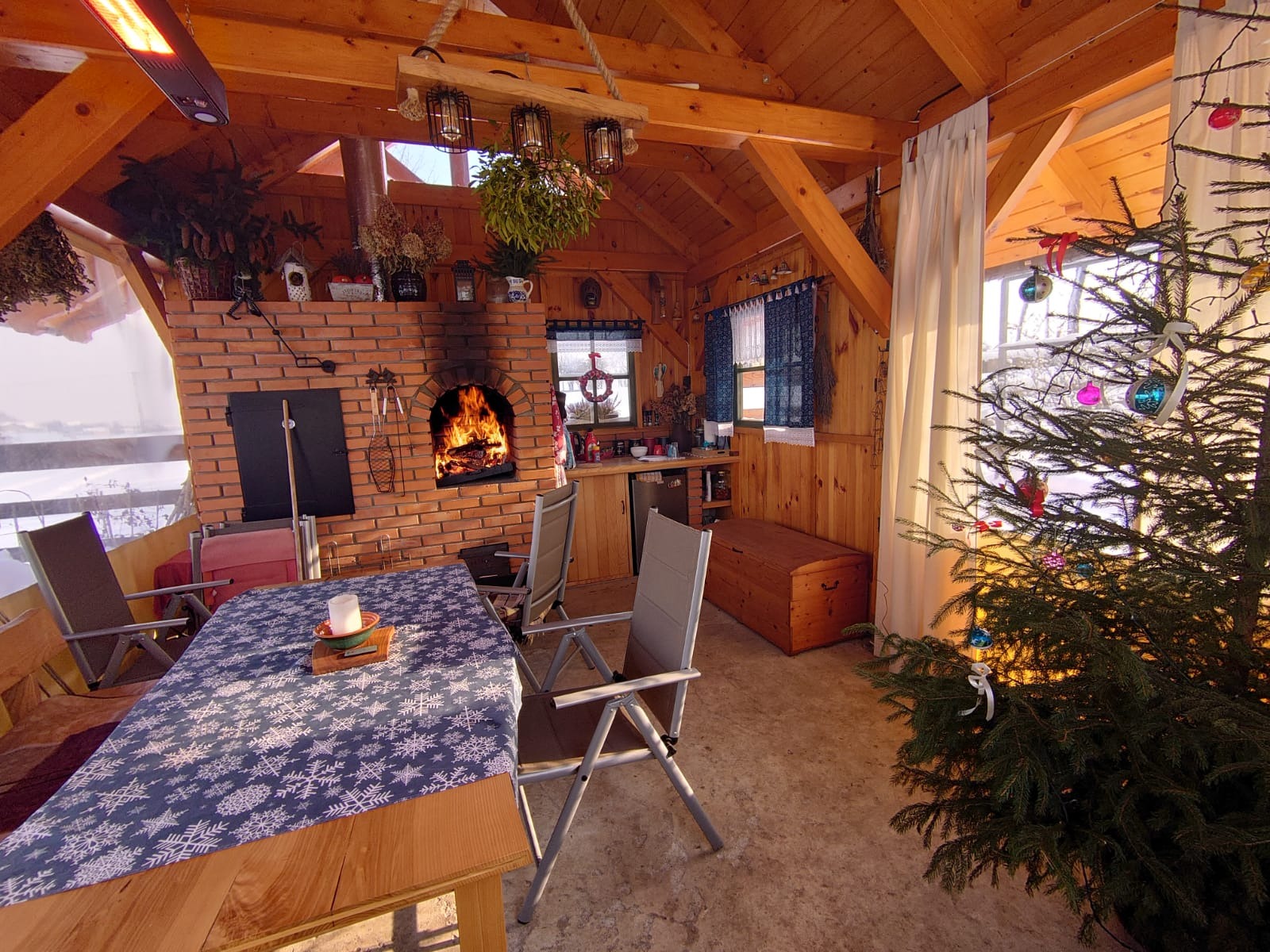 wnetrze altanki, moje wykonanie, stół, ława, blat jesionowy, okna, skrzynia, lampa