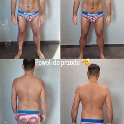 Twój Ulubiony Trener Łukasz Waś - Mężczyzna w slipach w paski prezentujący transformację sylwetki: widok z przodu i z tyłu, przed i po treningu.