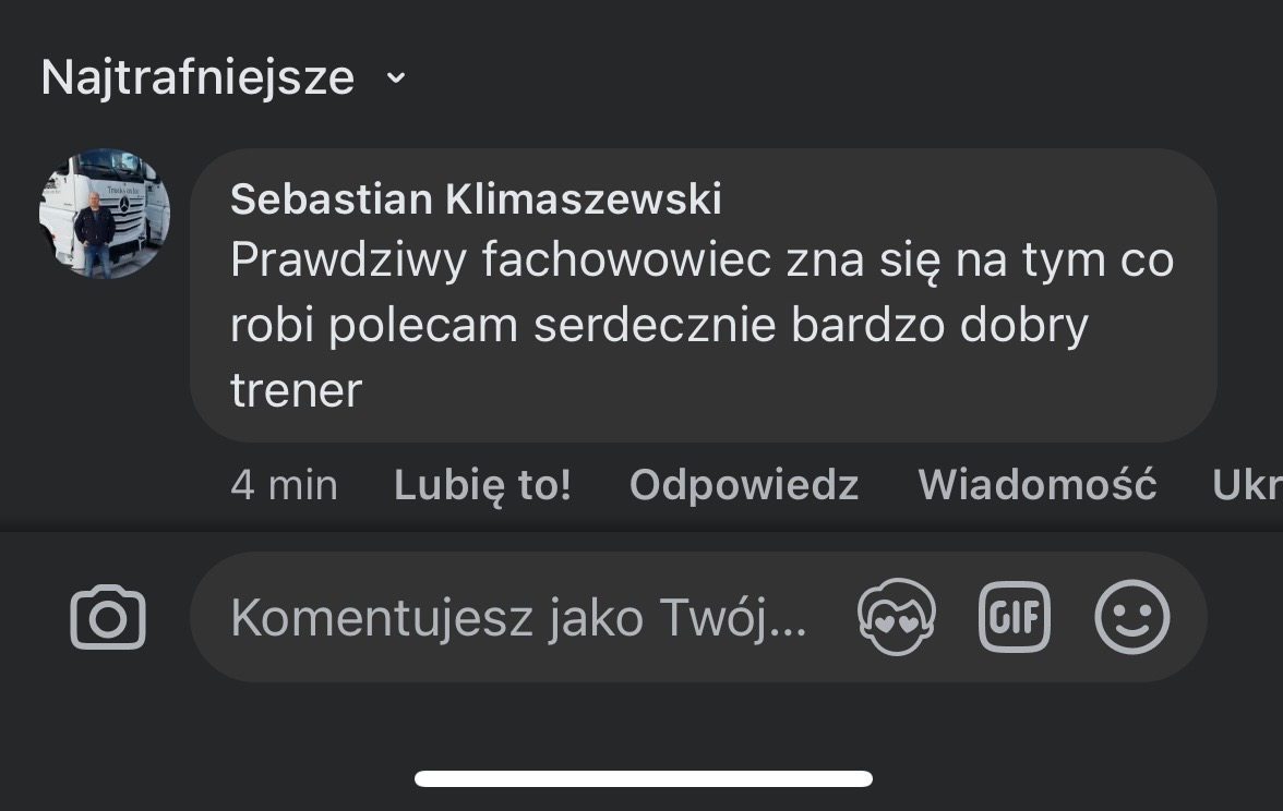 Zrzut ekranu komentarza użytkownika Sebastiana Klimaszewskiego, polecającego trenera jako 'prawdziwego fachowca', z jego zdjęciem profilowym na tle ciężarówki.