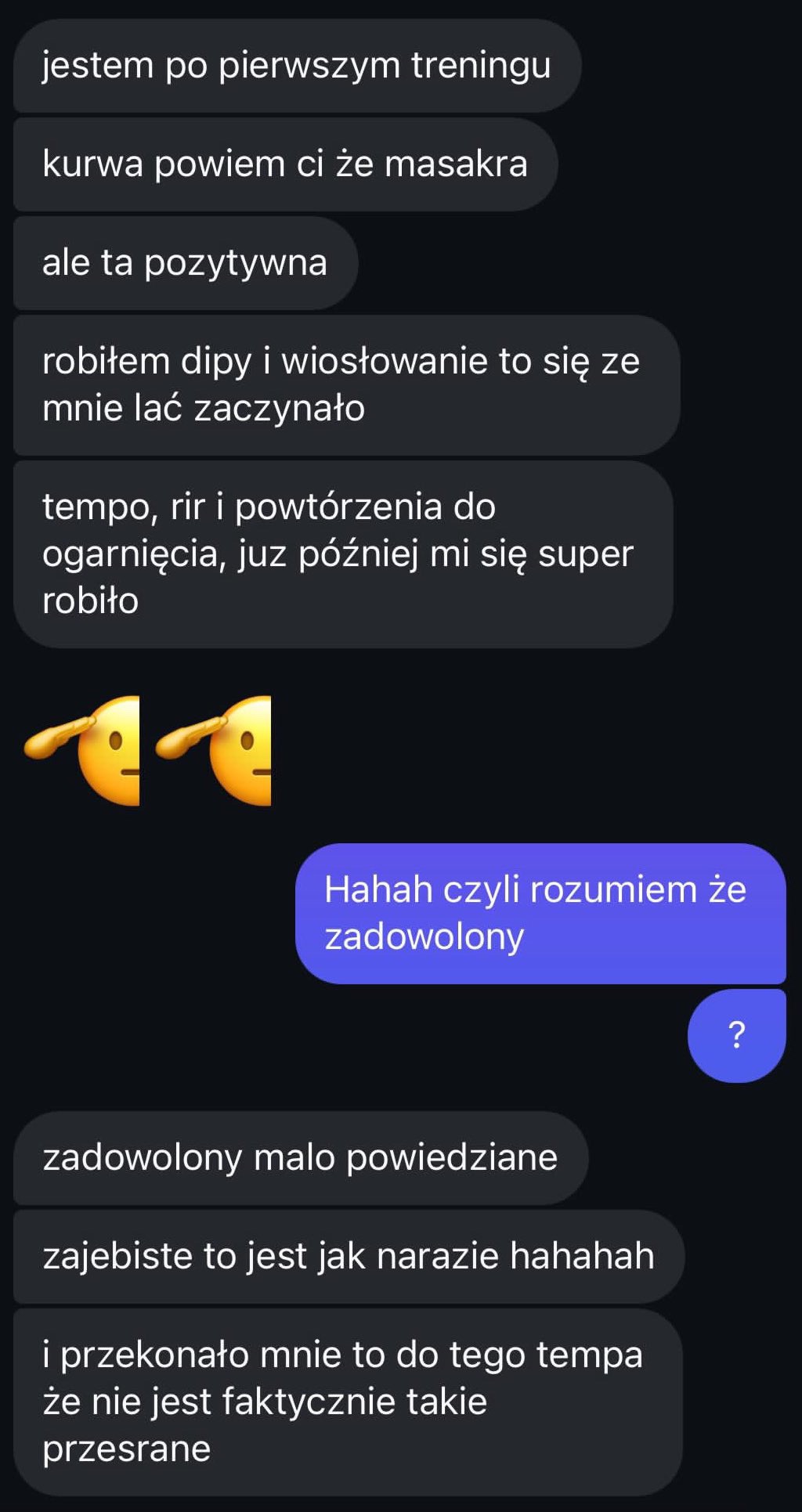 Zrzut ekranu konwersacji tekstowej o intensywnym treningu, zawierający emotikony salutujących twarzy i pozytywne wrażenia po pierwszym treningu, wspominający ćwiczenia takie jak dipy i wiosłowanie.