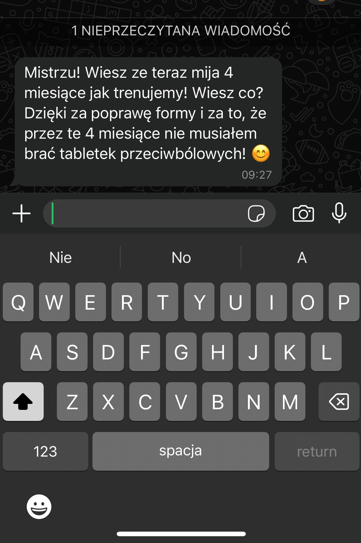 Zrzut ekranu czatu z podziękowaniem za 4 miesiące treningów i poprawę formy bez konieczności brania tabletek przeciwbólowych, widoczna klawiatura ekranowa telefonu.
