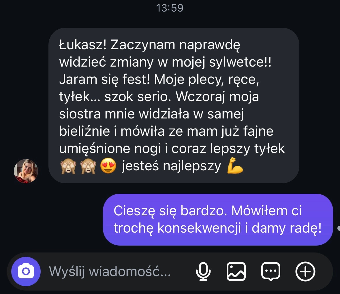 Zrzut ekranu konwersacji w komunikatorze. Klientka chwali trenera personalnego Łukasza za efekty treningów, opisując widoczne zmiany w sylwetce, potwierdzone przez siostrę. Użyte emotikony...