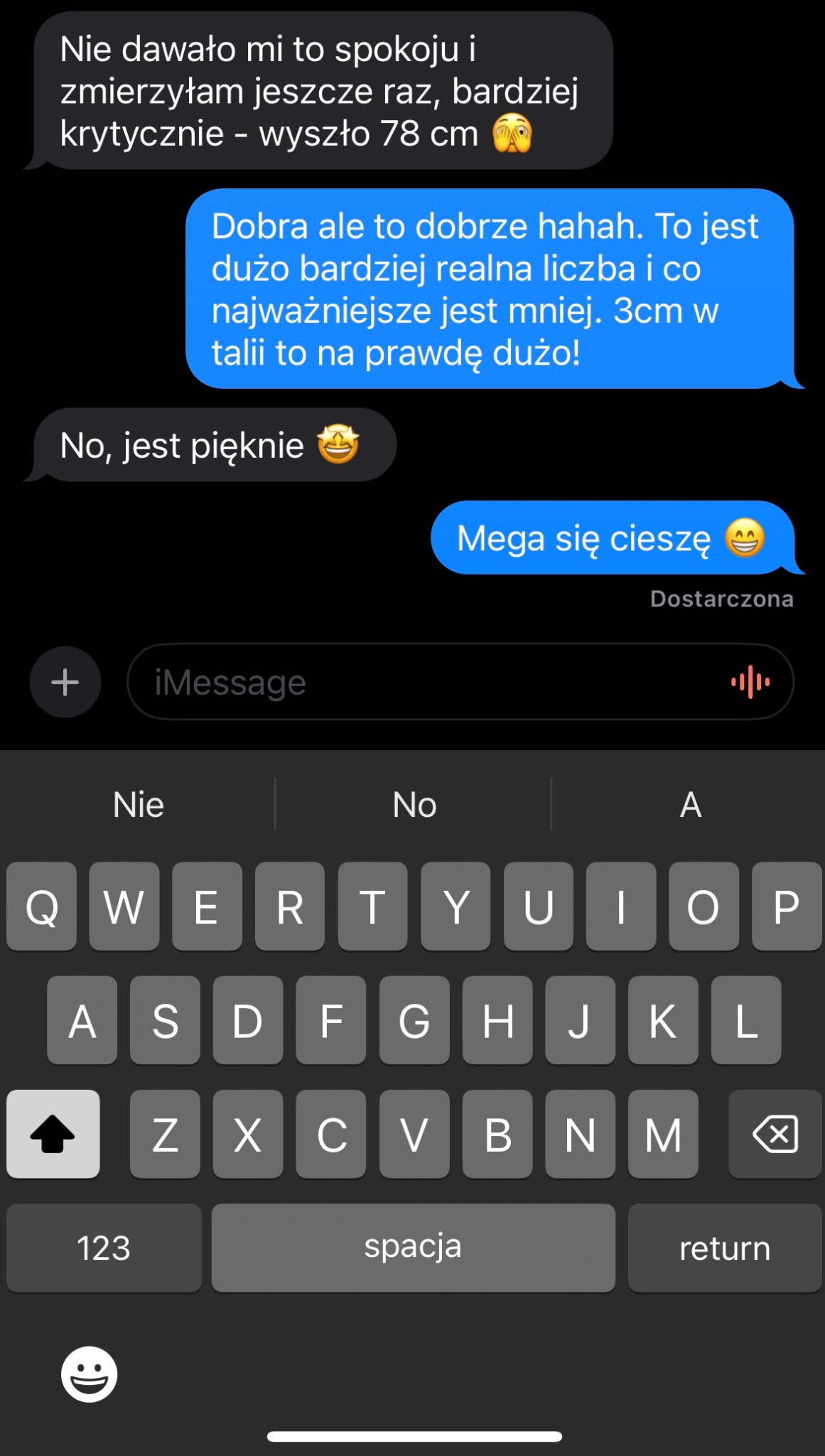 Zrzut ekranu z konwersacji w komunikatorze, dotyczącej pomiarów obwodu talii, z użyciem emotikonów.