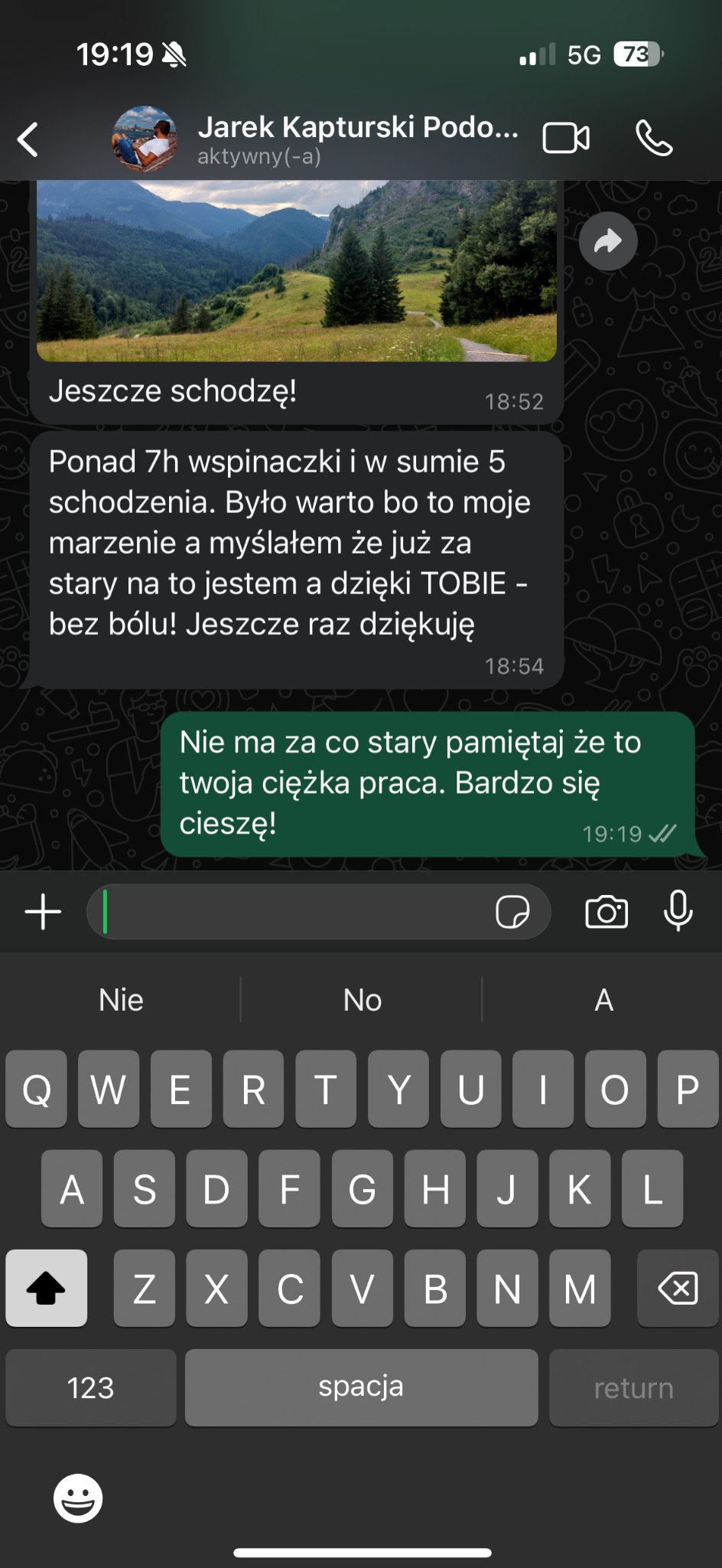 Zrzut ekranu czatu z widokiem górskiego krajobrazu przesłanego jako zdjęcie, z tekstem o wspinaczce i podziękowaniach.