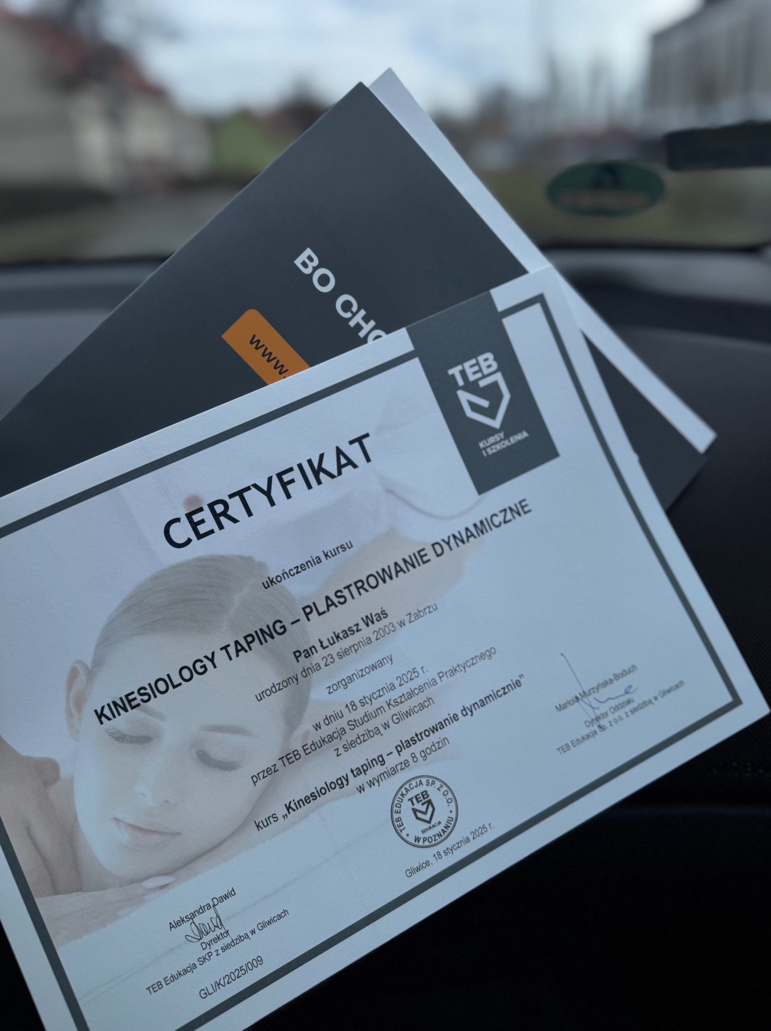 Certyfikat ukończenia kursu Kinesiology Taping - plastrowanie dynamiczne, wydany przez TEB Edukacja, z widocznym logo firmy i danymi absolwenta.