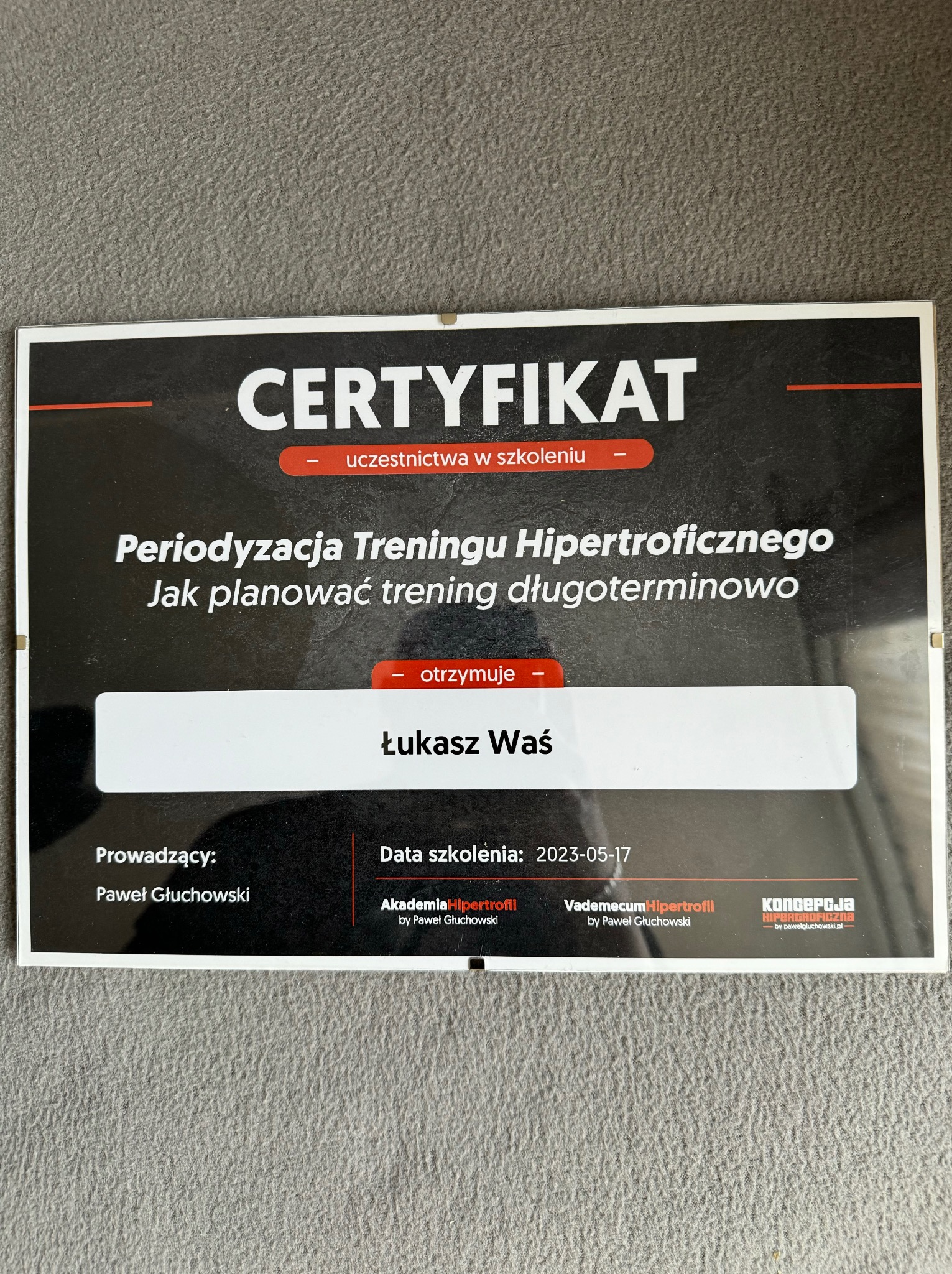 Certyfikat ukończenia szkolenia z periodyzacji treningu hipertroficznego dla Łukasza Waś, prowadzonego przez Pawła Głuchowskiego, data szkolenia 2023-05-17.