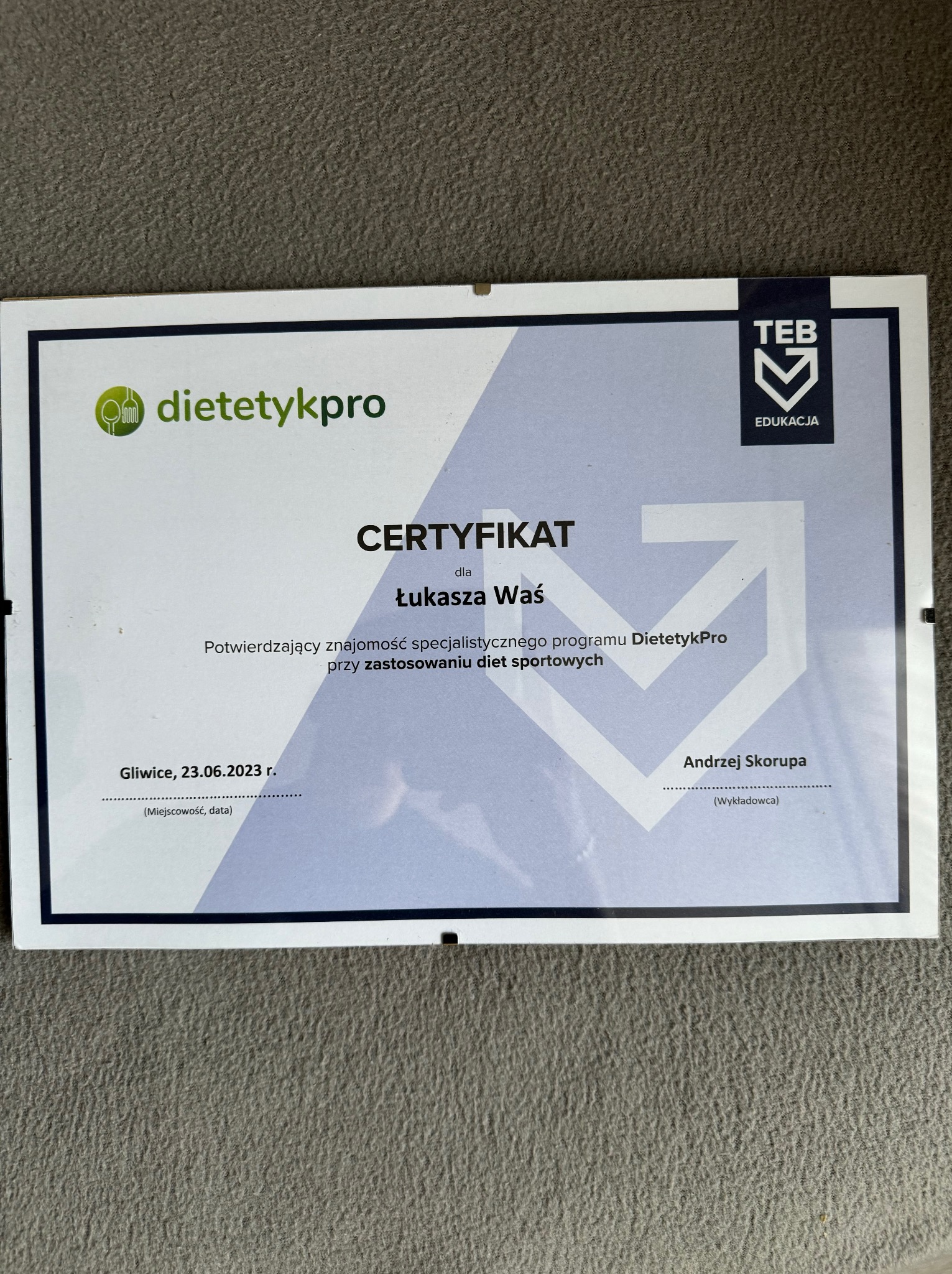Certyfikat ukończenia specjalistycznego programu DietetykPro dla Łukasza Waś, wydany w Gliwicach. Firma z Zabrza.
