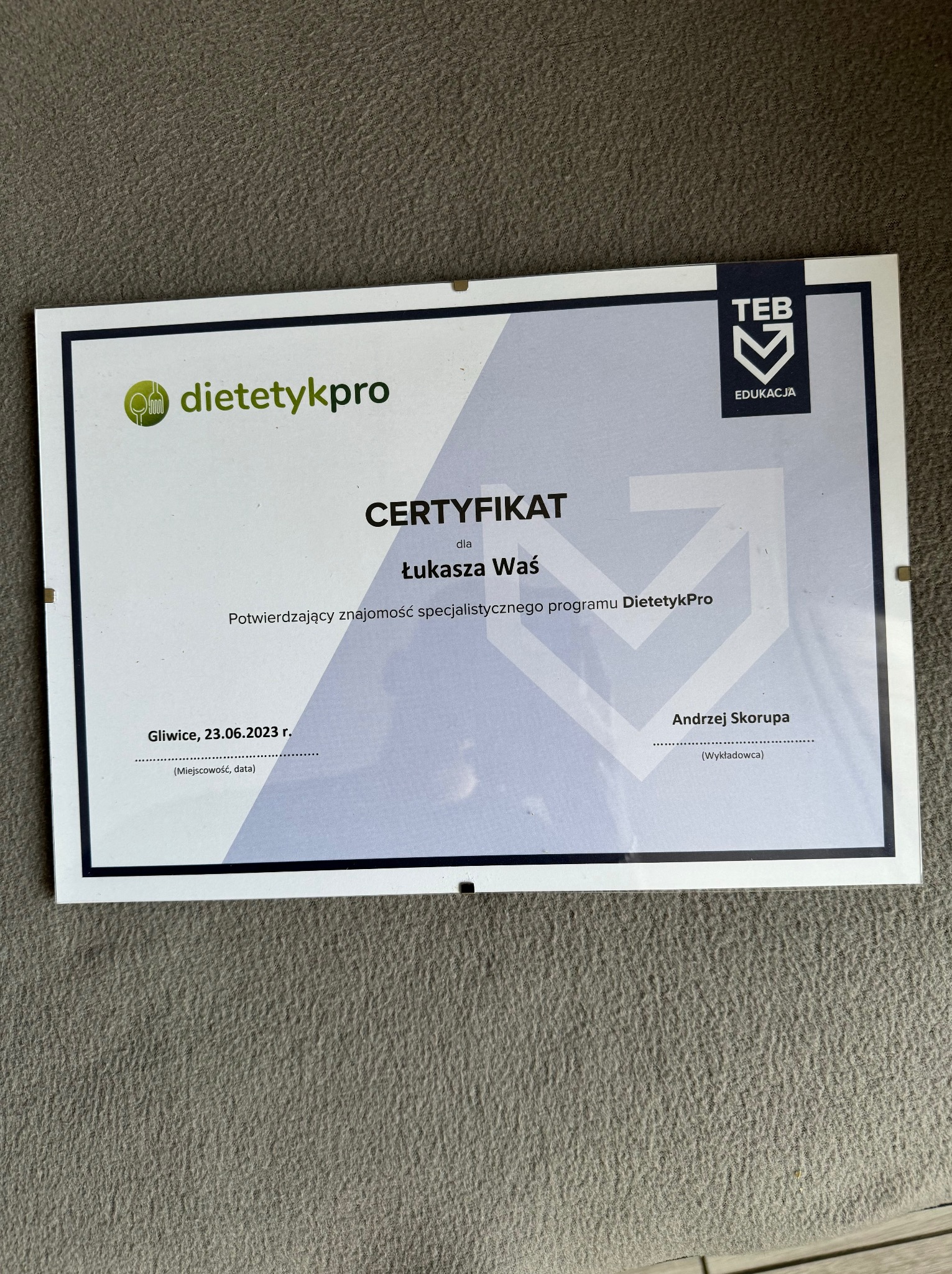 Certyfikat ukończenia specjalistycznego programu DietetykPro dla Łukasza Waś, podpisany przez Andrzeja Skorupę z TEB Edukacja, wydany w Gliwicach, 23.06.2023.