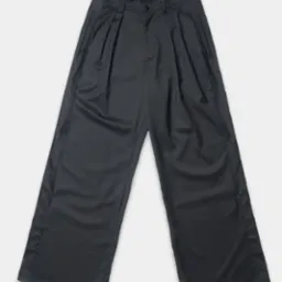 Eleganckie, szerokie, grafitowe spodnie damskie z zakładkami, leżące na jasnoszarym tle, prezentujące fason i detale wykończenia.