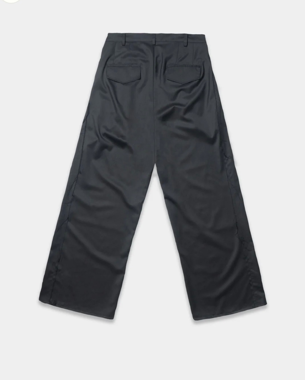 Tył szerokich, satynowych spodni w kolorze grafitowym, z widocznymi kieszeniami i zapięciem, leżących na białym tle.