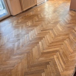 Pan Parkieciarz - Parkiet ułożony w jodełkę, prawdopodobnie po renowacji w Warszawie, widoczne ślady po cyklinowaniu i przygotowaniu do lakierowania.