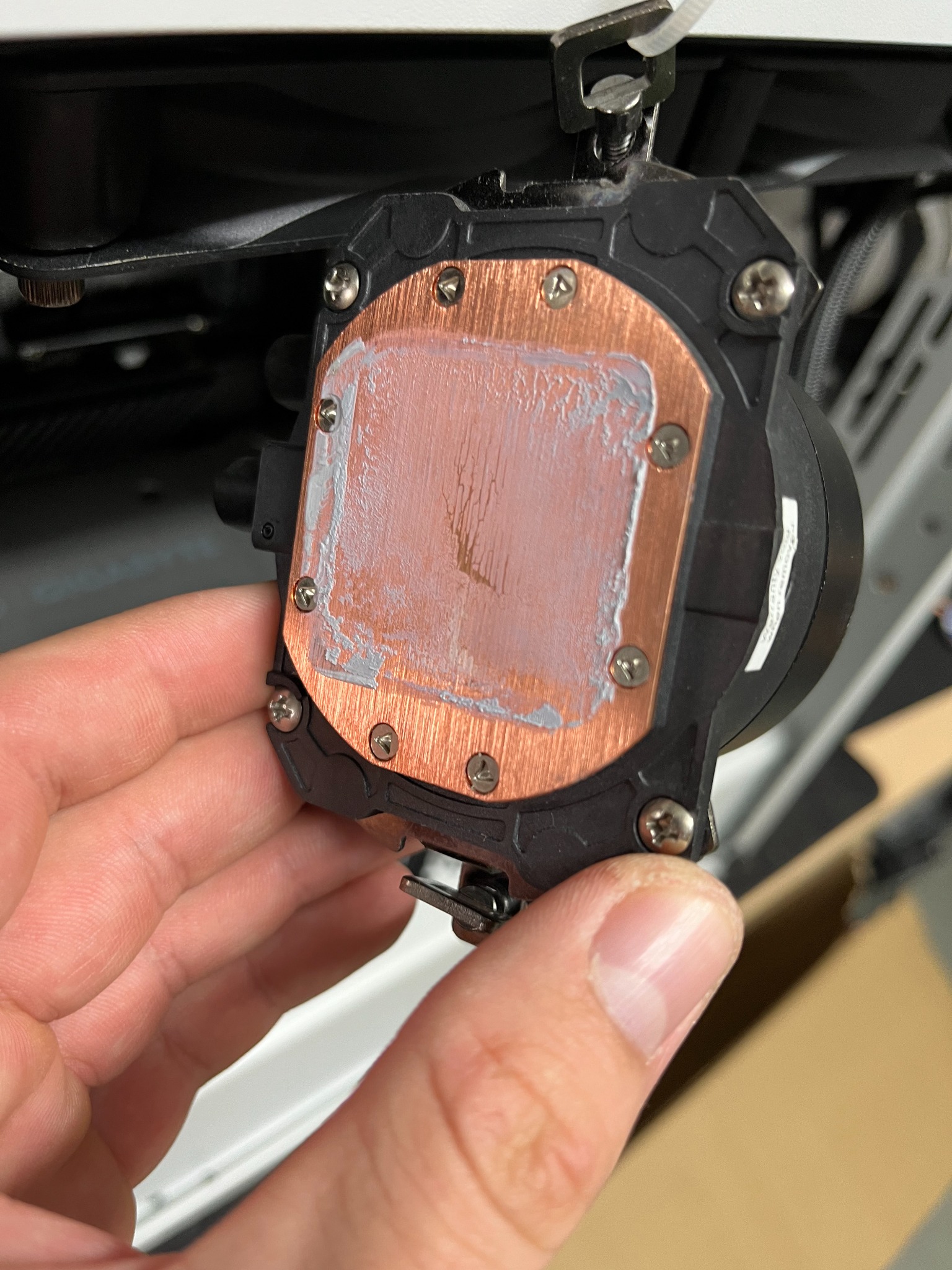 Wymiana pasty termoprzewodzącej w stacji roboczej z AMD Ryzen 9 5900x