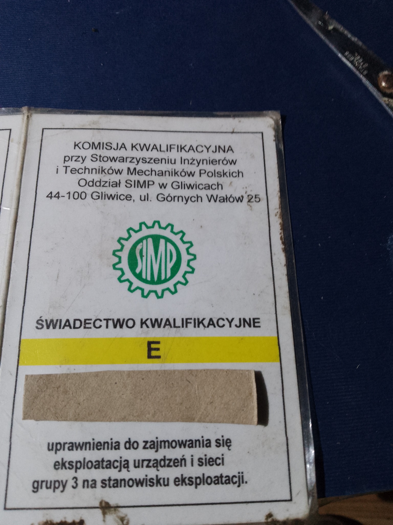 Skan Świadectwa Kwalifikacyjnego SIMP z Gliwic, uprawnienia do zajmowania się eksploatacją urządzeń i sieci grupy 3 na stanowisku eksploatacji.