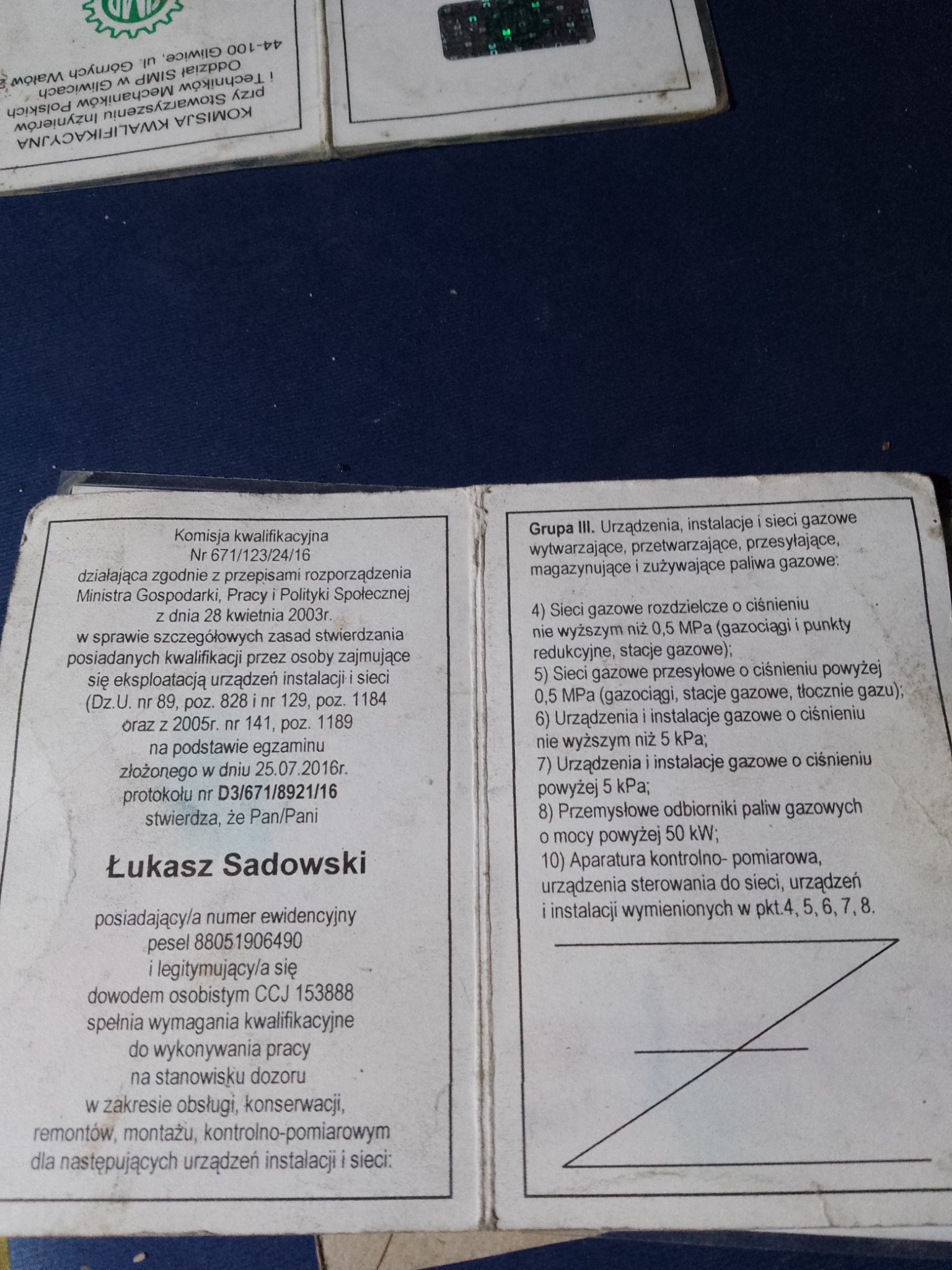 Skan dokumentu potwierdzającego kwalifikacje do wykonywania pracy przy urządzeniach, instalacjach i sieciach gazowych, zawierający dane osobowe i numer protokołu.