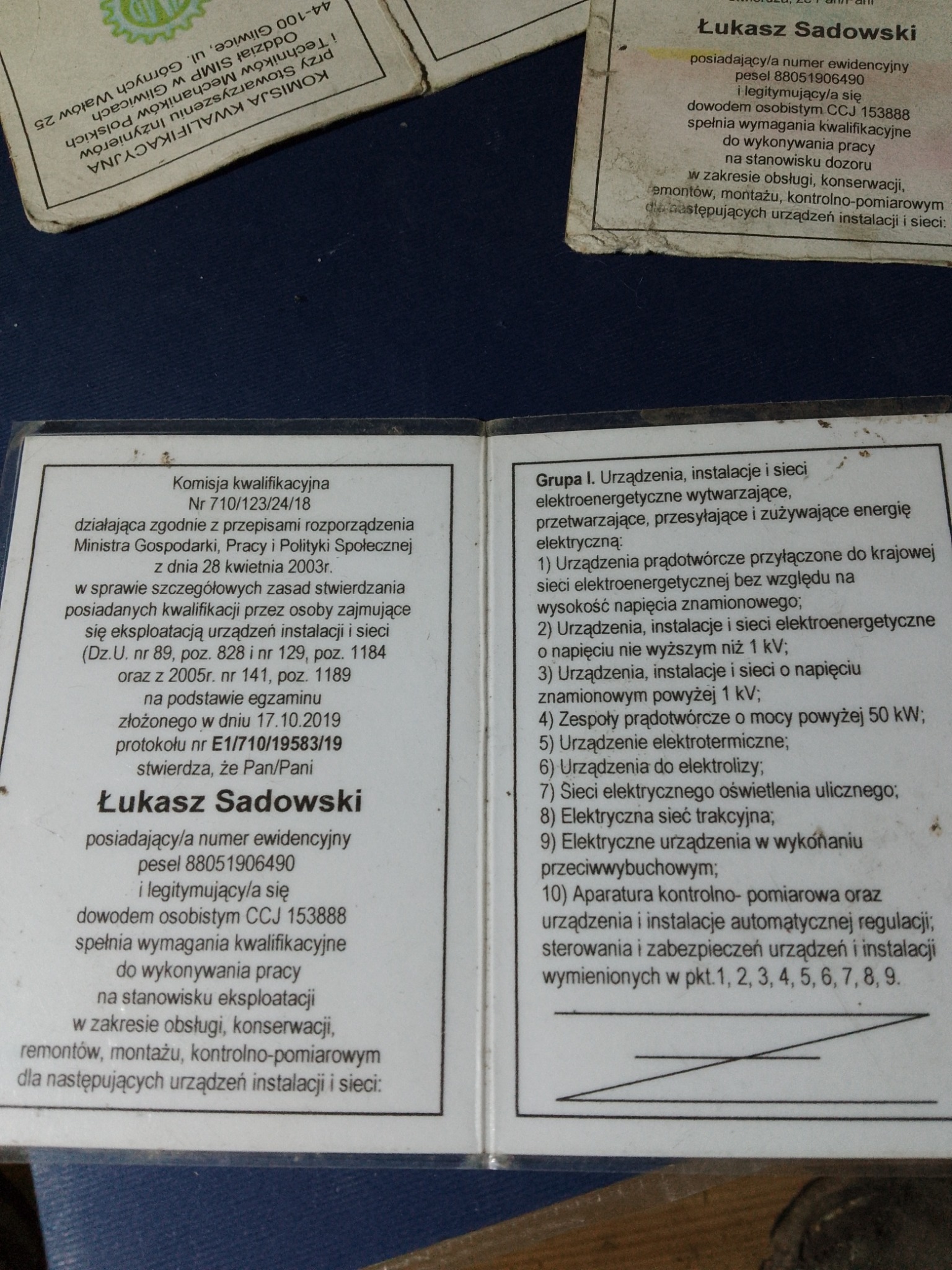 Skan dokumentu potwierdzającego kwalifikacje elektryczne Łukasza Sadowskiego, uprawniające do pracy przy urządzeniach, instalacjach i sieciach elektroenergetycznych.