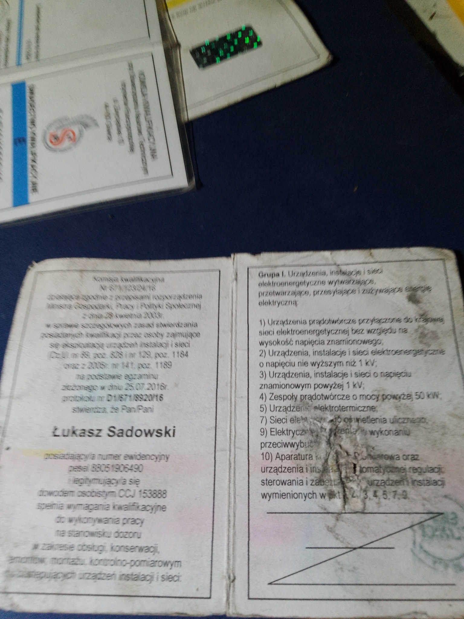 Skan uprawnień elektrycznych Łukasza Sadowskiego z Kędzierówki, potwierdzających kwalifikacje do pracy przy urządzeniach, instalacjach i sieciach elektroenergetycznych.