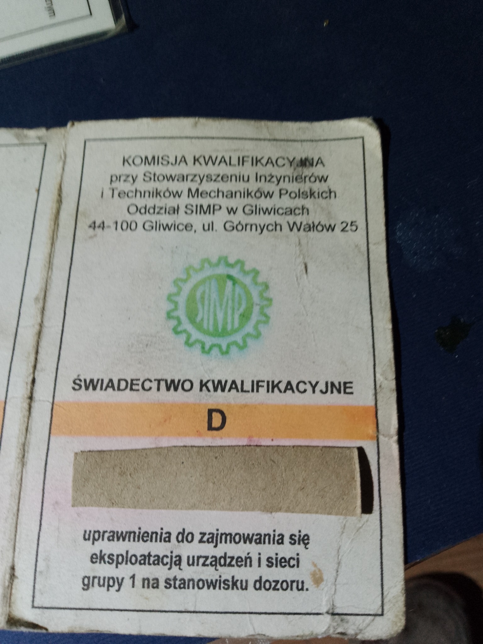Świadectwo kwalifikacyjne SIMP z Gliwic, uprawniające do zajmowania się eksploatacją urządzeń i sieci grupy 1 na stanowisku dozoru, z widocznym logo SIMP.