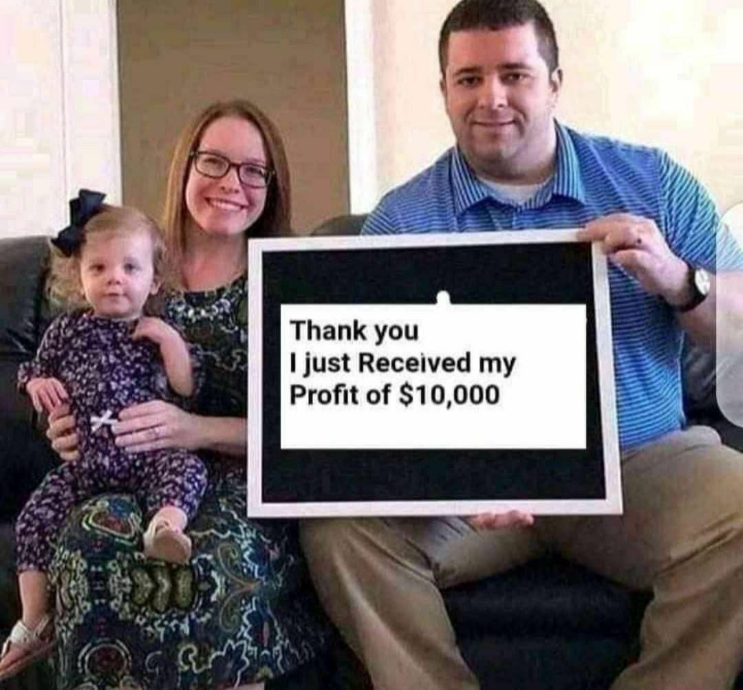 Rodzina z dzieckiem trzyma tablicę z napisem 'Dziękuję, właśnie otrzymałem zysk w wysokości 10 000 USD'.