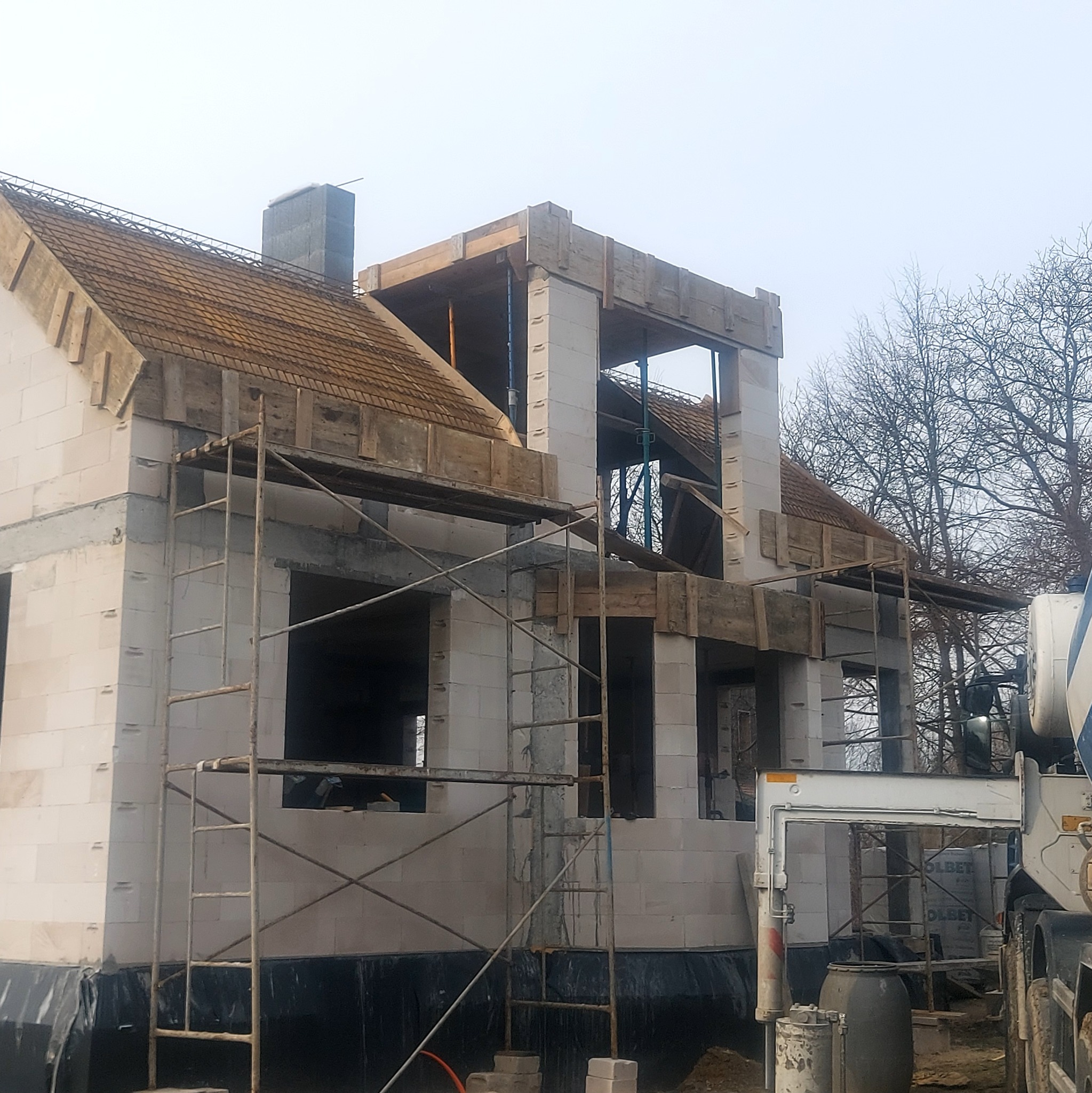 Dom z poddaszem betonowym