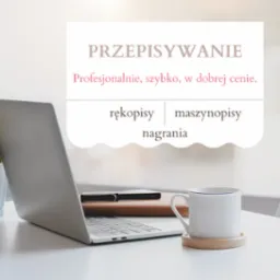 Laptop na biurku z notatnikiem, długopisem i kubkiem kawy, w tle grafika z napisem 'Przepisywanie: Profesjonalnie, szybko, w dobrej cenie. rękopisy | maszynopisy nagrania'.