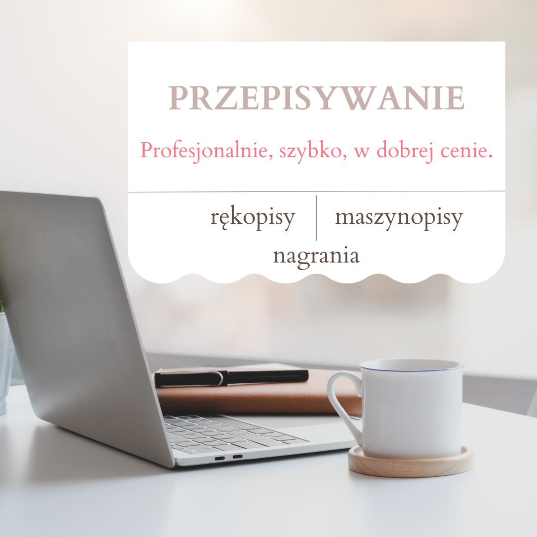 Laptop na biurku z notatnikiem, długopisem i kubkiem kawy, w tle grafika z napisem 'Przepisywanie: Profesjonalnie, szybko, w dobrej cenie. rękopisy | maszynopisy nagrania'.