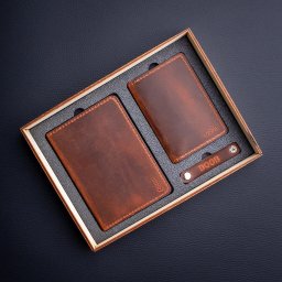 Pasuje do osoby o każdym stopniu elegancji. Klasyka, przemyślana funkcjonalność.

Organizer na dokumenty (paszport, prawo jazdy, bilety, karty)
Bifold mini-portfel (kieszonkowy organizer na karty i wizytówki)
Uchwyt na słuchawki lub kabel od ładowarki.