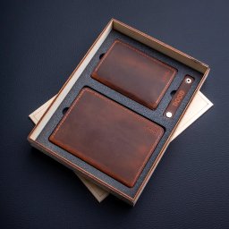 Pasuje do osoby o każdym stopniu elegancji. Klasyka, przemyślana funkcjonalność.

Organizer na dokumenty (paszport, prawo jazdy, bilety, karty)
Bifold mini-portfel (kieszonkowy organizer na karty i wizytówki)
Uchwyt na słuchawki lub kabel od ładowarki.