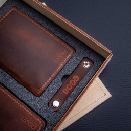 Pasuje do osoby o każdym stopniu elegancji. Klasyka, przemyślana funkcjonalność.

Organizer na dokumenty (paszport, prawo jazdy, bilety, karty)
Bifold mini-portfel (kieszonkowy organizer na karty i wizytówki)
Uchwyt na słuchawki lub kabel od ładowarki.