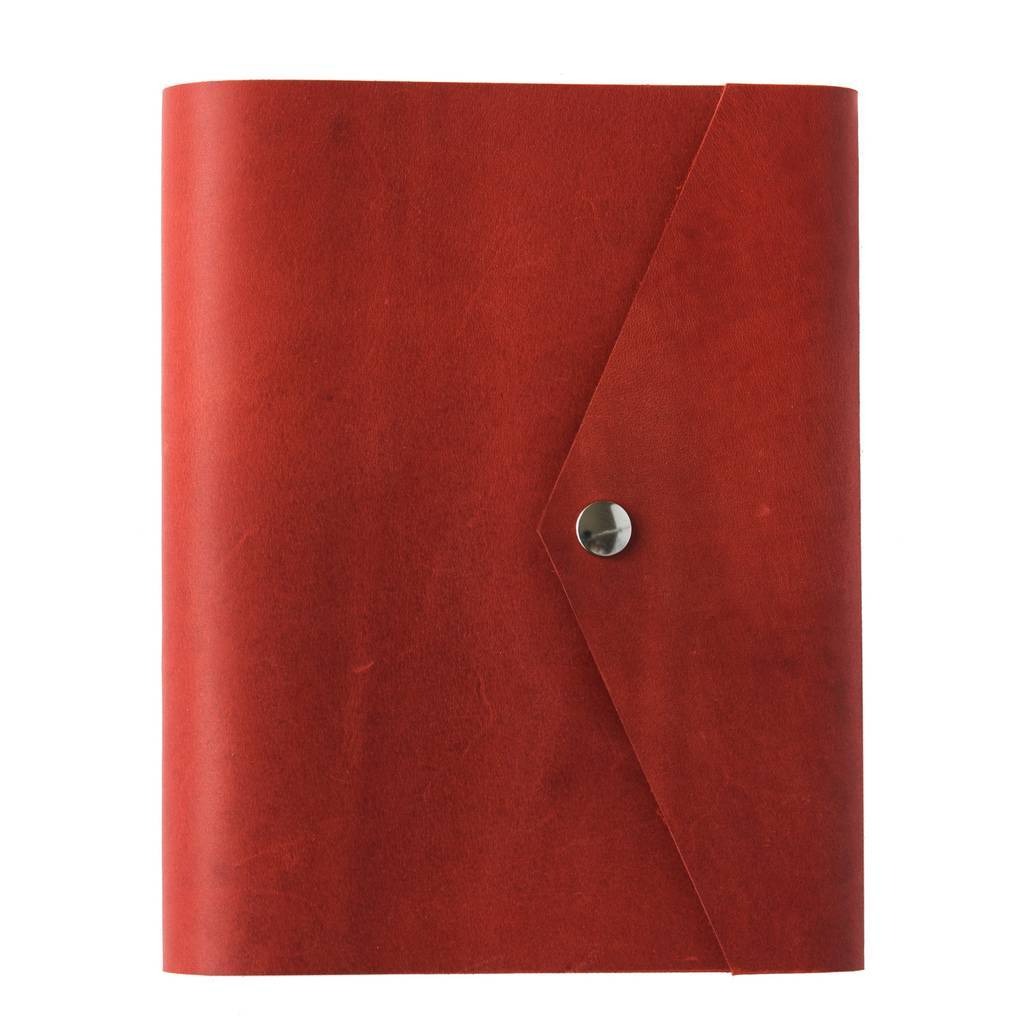 Czerwony, skórzany notes z zapięciem na zatrzask, widoczna faktura skóry.