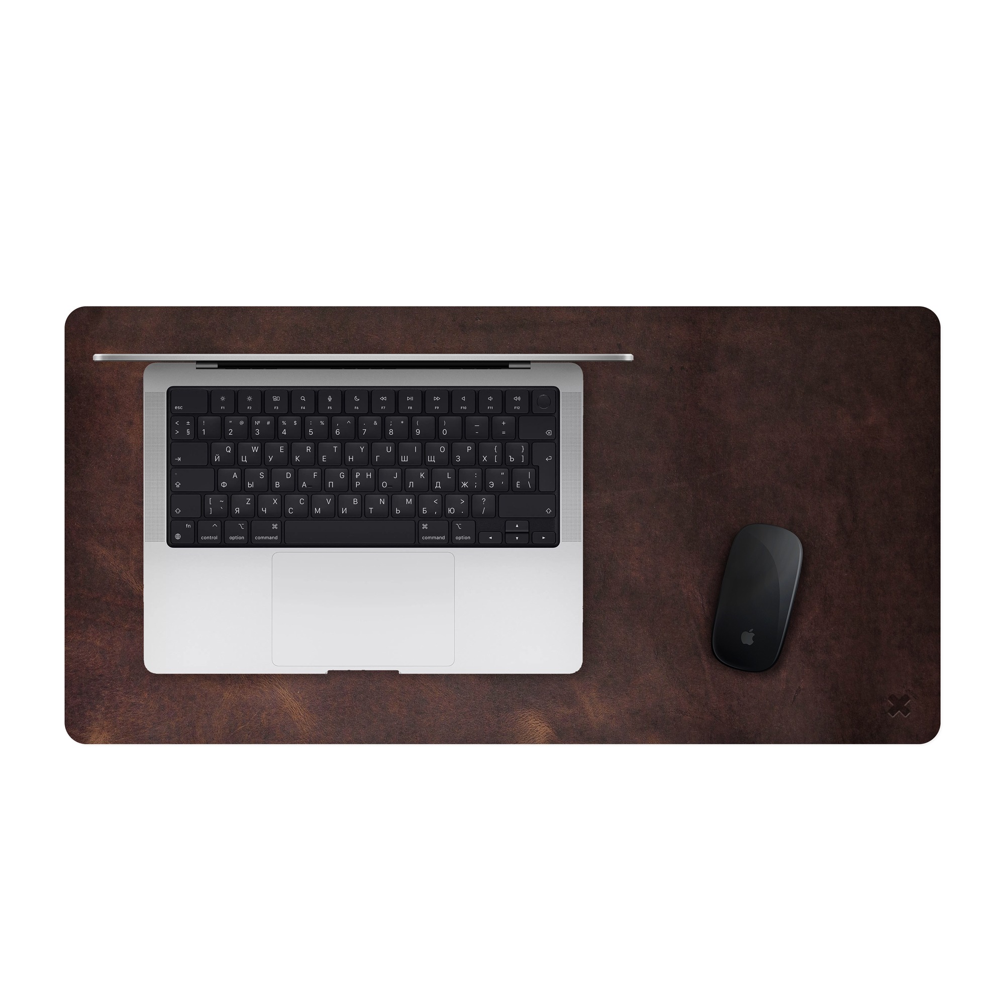 Otwarty laptop MacBook z czarną klawiaturą i myszką Apple na brązowej, skórzanej podkładce biurkowej z wytłoczonym logo w prawym dolnym rogu.