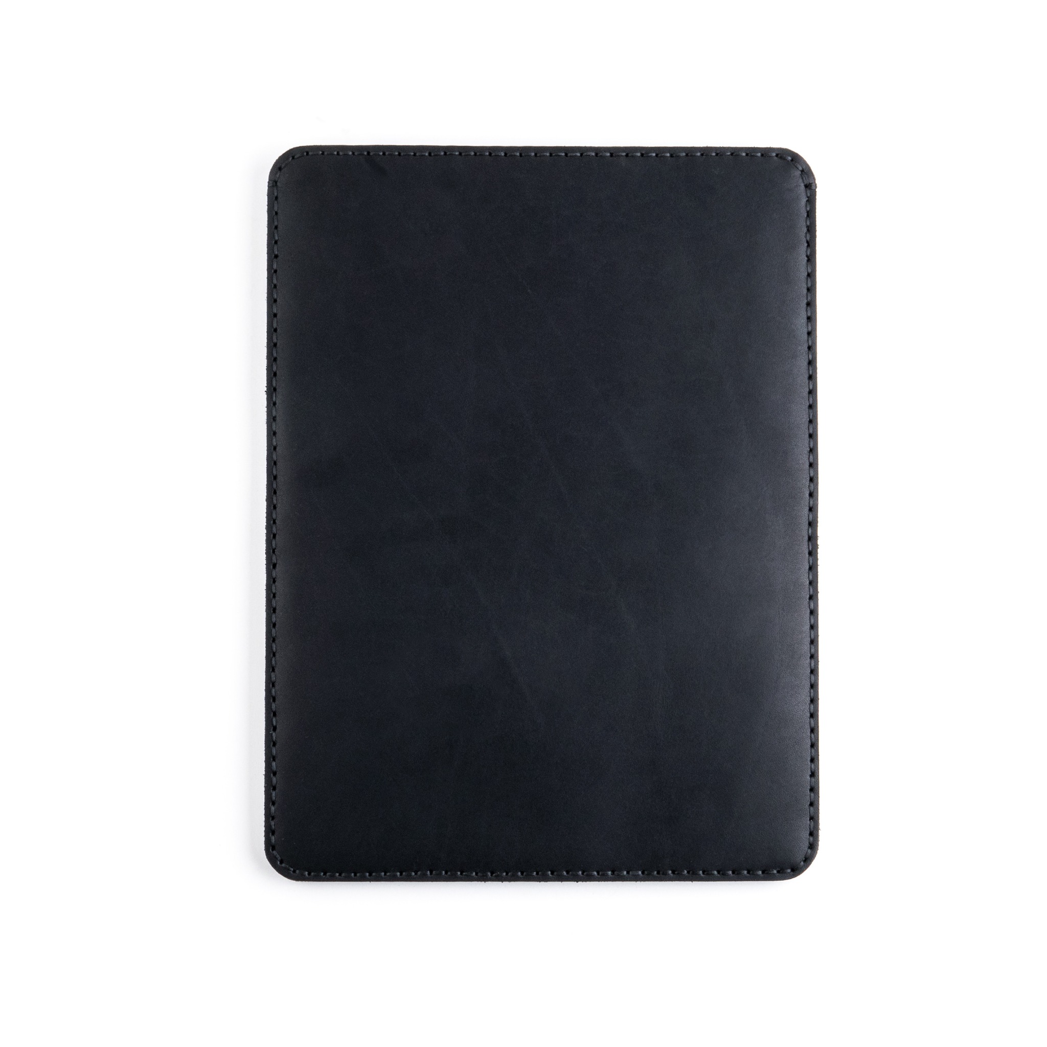 Czarna, minimalistyczna skórzana torba na laptop, widoczna z góry na białym tle, z precyzyjnym szyciem po obwodzie.