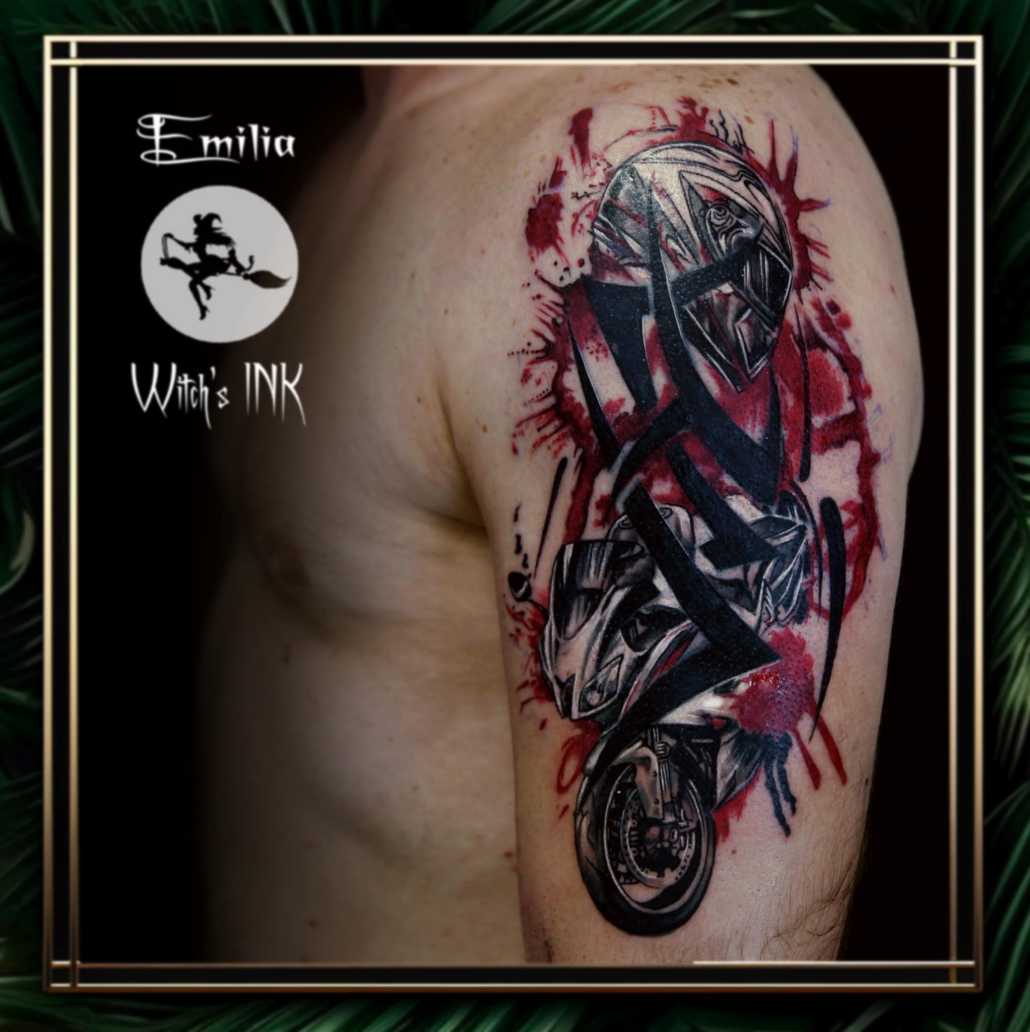 Tatuaż na ramieniu przedstawiający motocykl i kask w stylu grafitti z czerwonymi plamami, wykonany w studio tatuażu Emilia Witch's Ink.