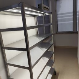 regały z oświetleniem