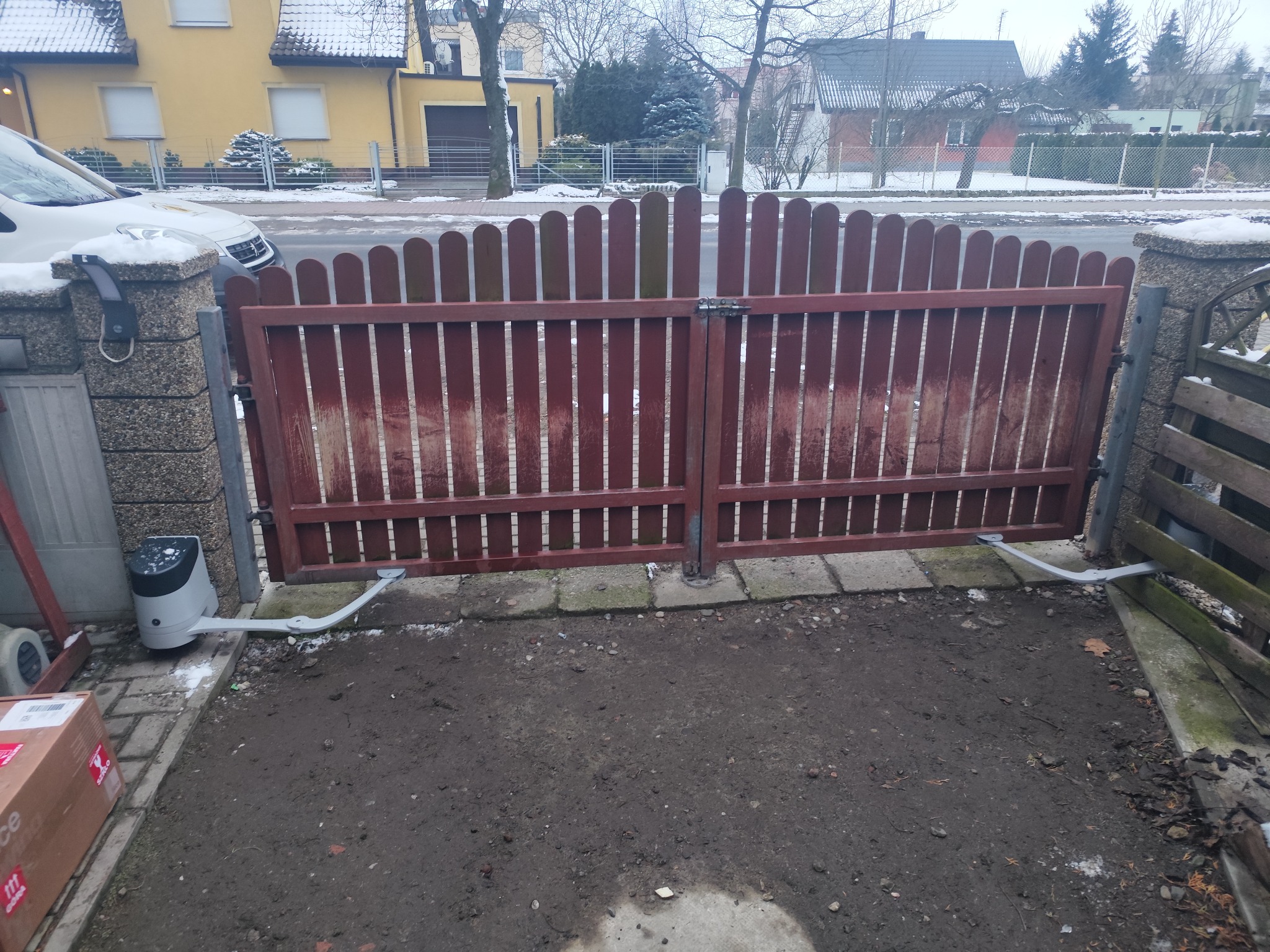 automatyka do bramy rozwieranej z szerokimi słupkami