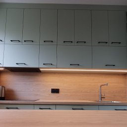 DEREN DESIGN - kuchnia 12m2, Warszawa, Saska Kępa szałwia + dąb naturalny