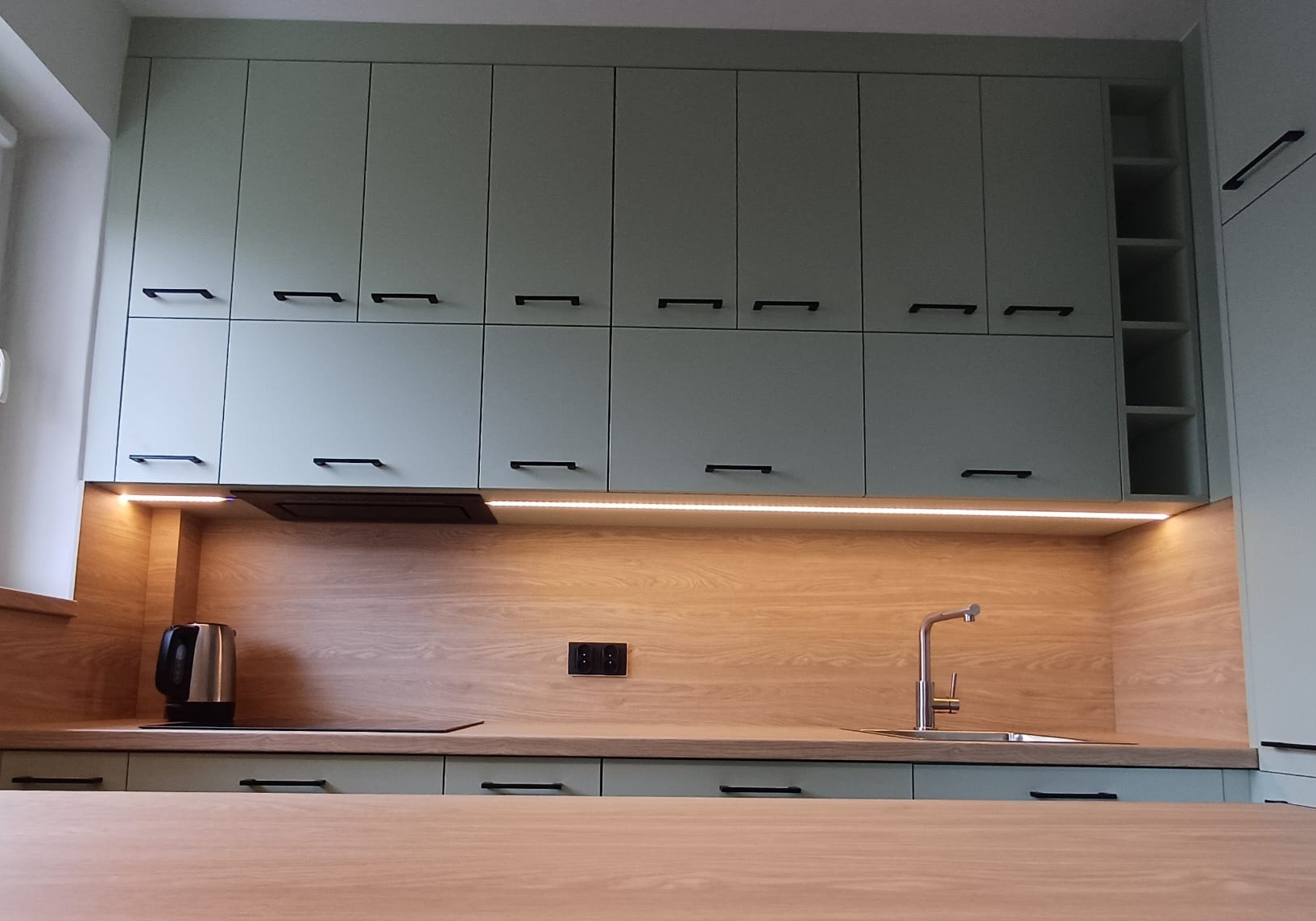 kuchnia 12m2, Warszawa, Saska Kępa szałwia + dąb naturalny