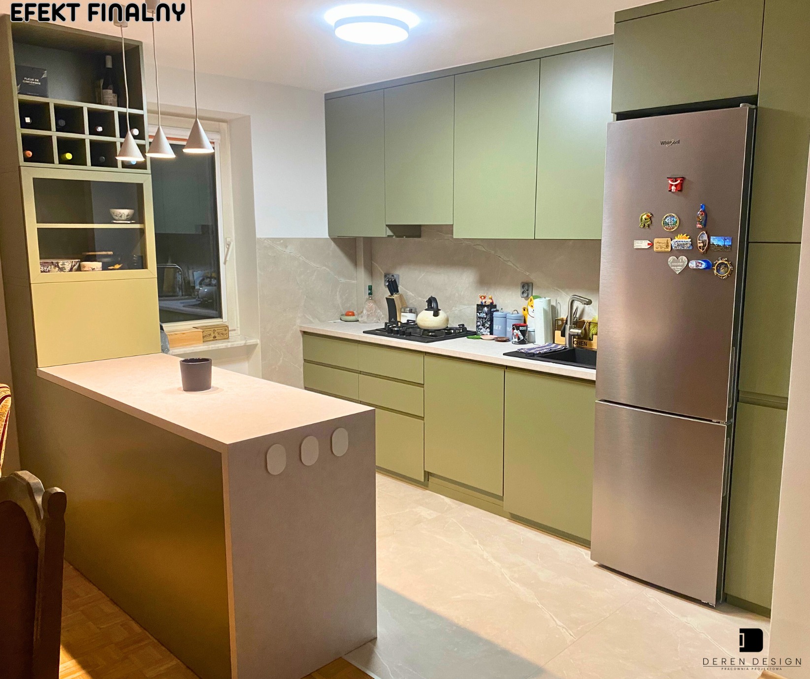 Nowoczesna kuchnia w odcieniach zieleni z wyspą i srebrną lodówką. Widoczny napis 'Efekt Finalny' w lewym górnym rogu. Minimalistyczny design, jasne oświetlenie.