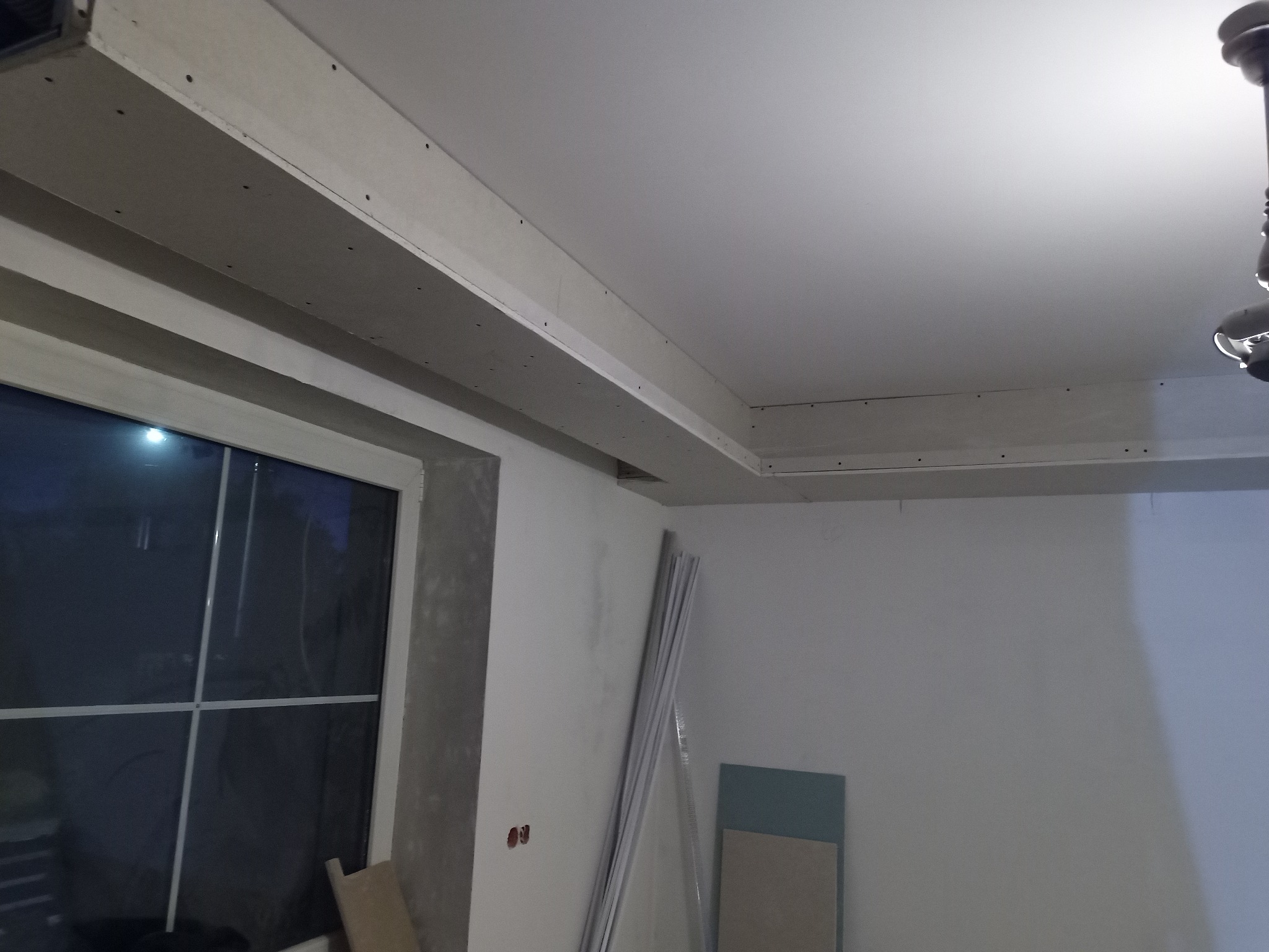 Podwieszenie na led, wnęka na karnisz