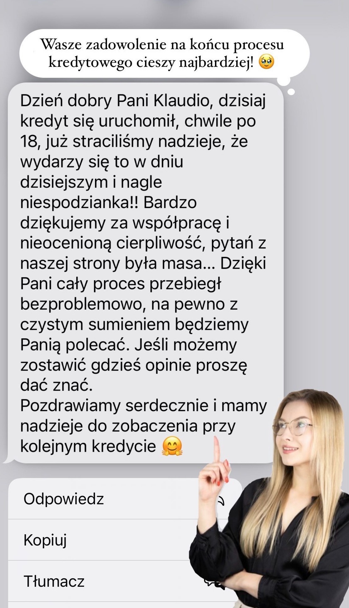 Zadowolony klient z uruchomionego kredytu w Warszawie dziękuje za współpracę. Kobieta wskazuje palcem na wiadomość z podziękowaniem.